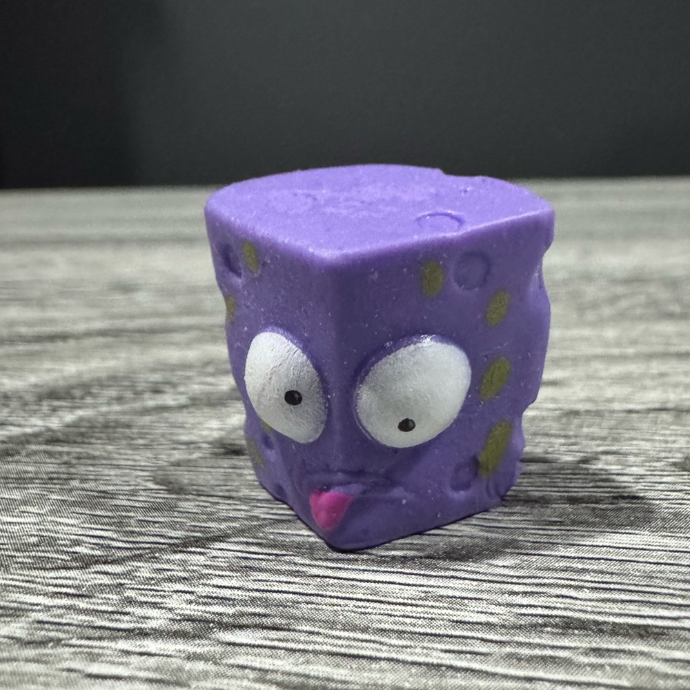 The Grossery Gang | Sour Dairy: Purple Stinky Cheese (1-018) - Mini Figure